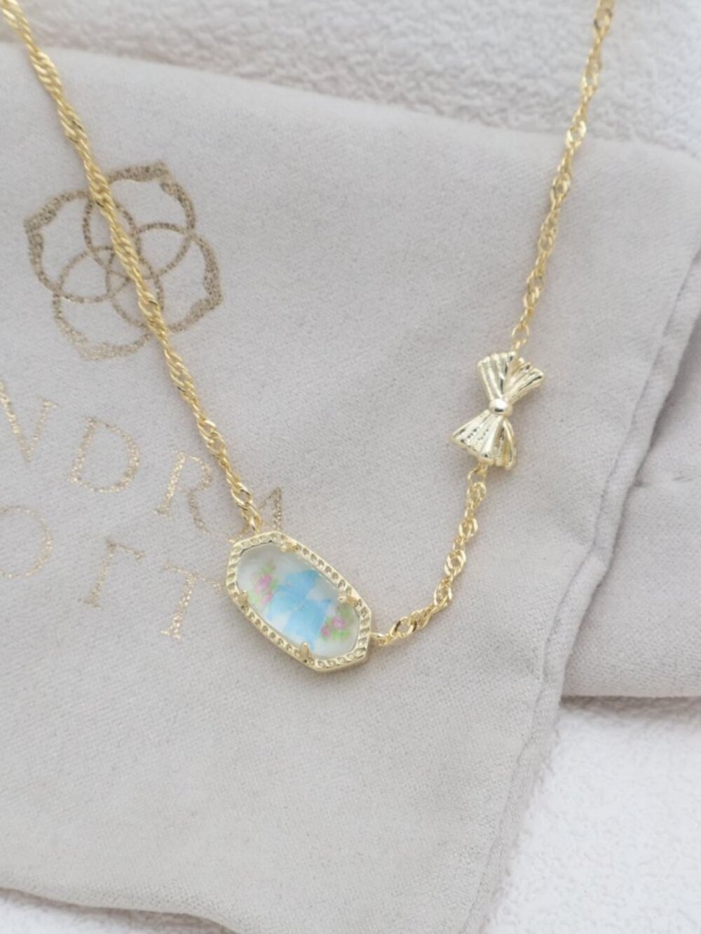 Kendra Scott Elisa Bow Gold Necklace Gold NEW - Picture 2 of 2